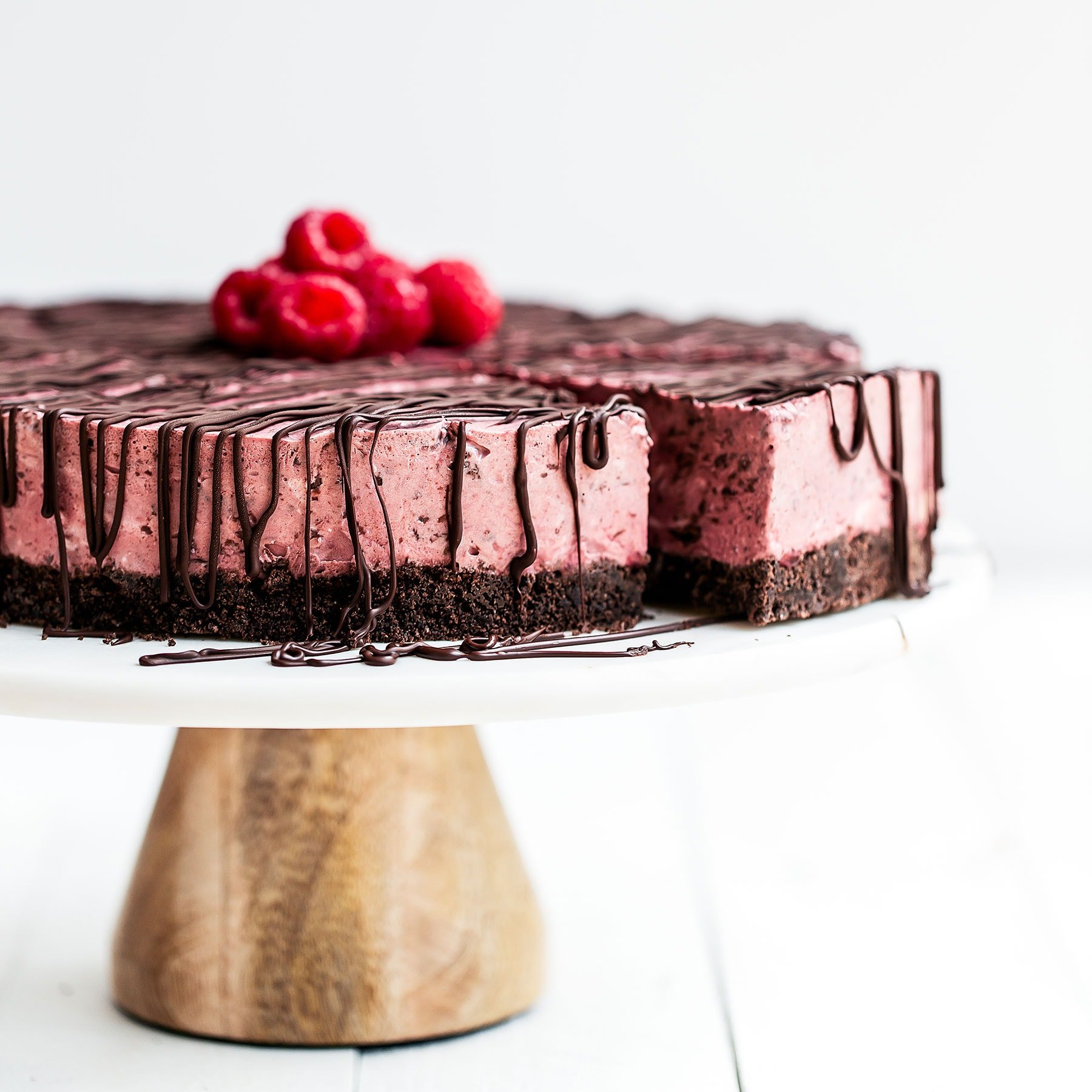 No Bake Frozen Chocolate Raspberry Pie features a chocolate graham cracker crust, creamy chocolate raspberry filling, and is topped with more chocolate! Perfect refreshing summer treat.